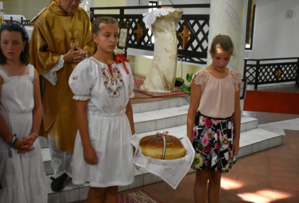 Ajnácskőn szentmisével, kenyérszenteléssel és koszorúzással ünnepeltek – Képekkel