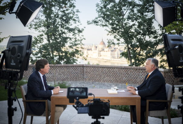 Orbán Viktor Tucker Carlsonnak adott interjút: Az orosz-ukrán háború megoldása az USA kezében van