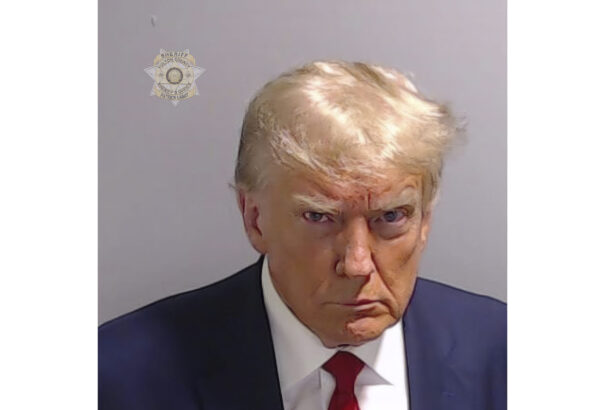 Ujjlenyomatvétel, számazonosító, fotó – börtönbe vonult Donald Trump