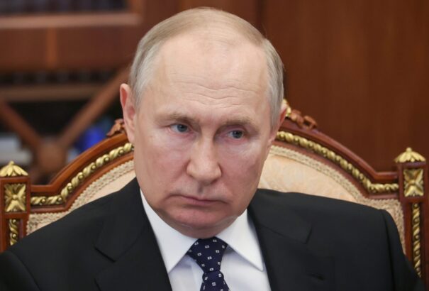 Putyin azzal vádolta meg a „neokolonialista Nyugatot”, hogy támogatja a világban zajló zavargásokat