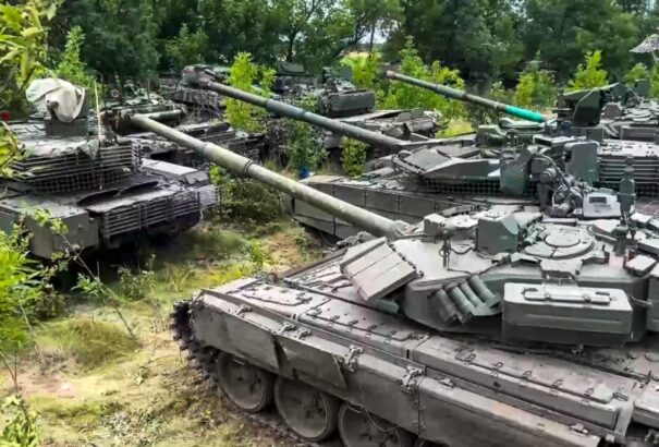 Elképesztő mennyiségben érkeznek az orosz tankok Ukrajnába, tarol az orosz tüzérség a fronton