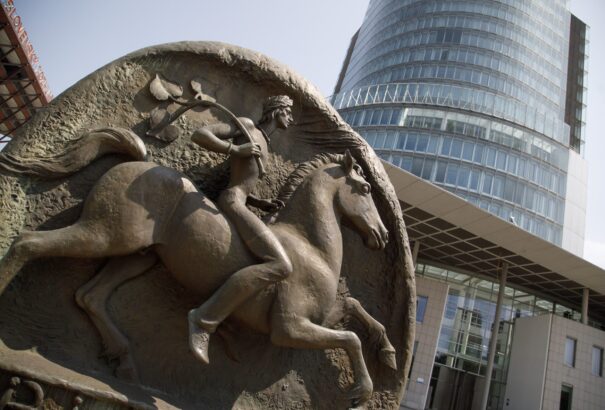 Fél év alatt félmilliárd euró hasznot termelt a szlovák bankrendszer – Gyimesi letörné a szarvukat