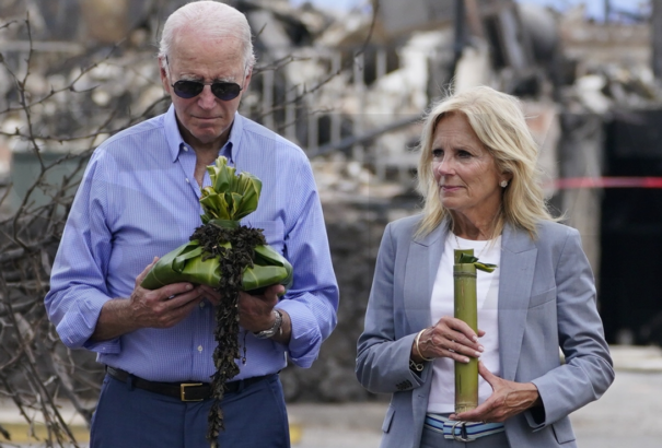 Biden zűrzavaros körútja a tűzvész sújtotta Hawaiin: ökölrázva fogadták az elnököt, aki egy konyhai tűzhöz hasonlította a katasztrófát