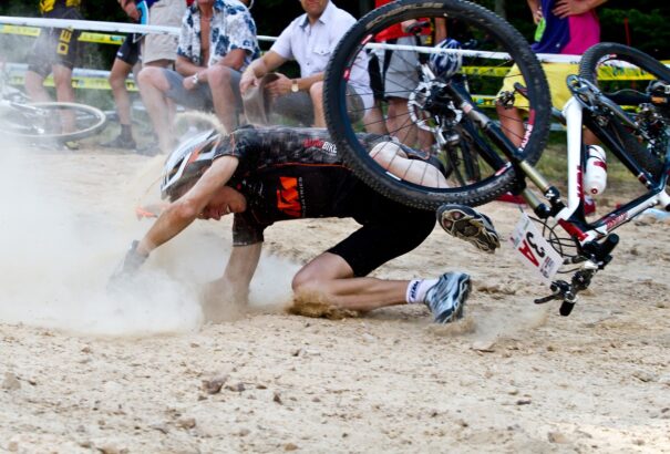 Három hétig szenvedett egy román férfi, akiből kerékpárbalesete után nem vették ki a fékkart