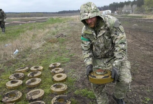 Az oroszok aknákat helyeznek el a gyerekjátékokba és a saját elesett katonáikba