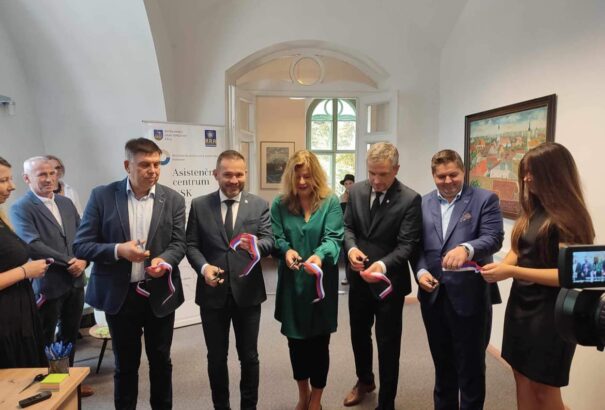 Ünnepélyes keretek között átadták Komáromban a Nyitra Megyei Önkormányzat asszisztens központjának új irodáját