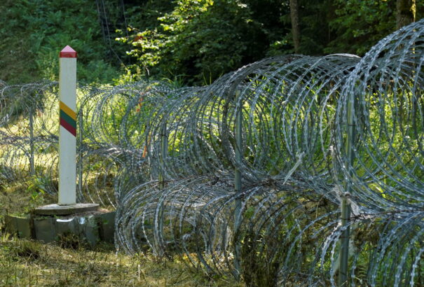 Litvánia részben lezárja, Lettország katonákkal erősíti belorusz határát
