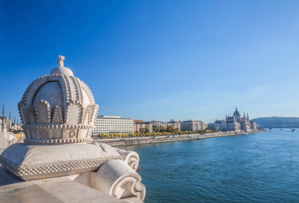 Három férfi letört hat kőkeresztet a Margit hídon