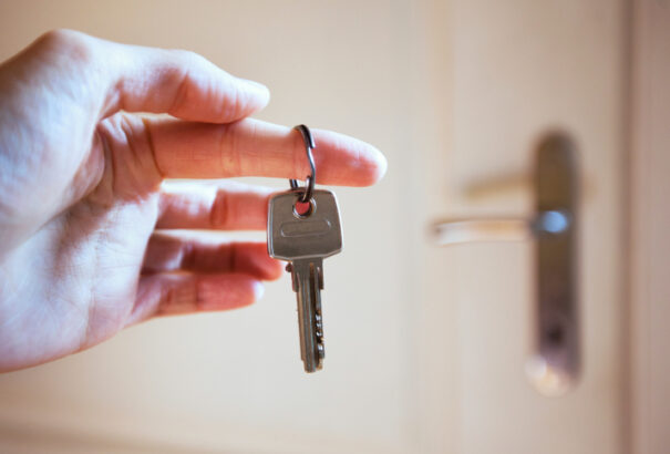 Felmérés – A mai fiatalok a mamahotelben laknak és bankszámlájukon szinte semmi sincs