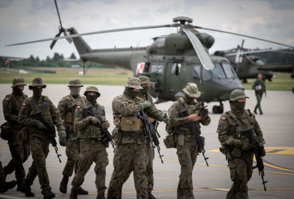 A lengyelek már 10 ezer katonájukat sorakoztatták fel a fehérorosz határon