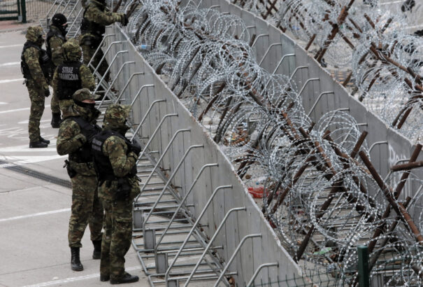 Lengyelország kétezer katonával erősíti meg a fehérorosz határ védelmét