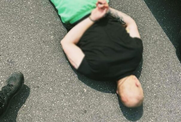 Ilyet még nem láttatok: Idegbeteg páciens foglalta el az őt szállító mentőautót, majd bekapcsolt szirénával száguldásba kezdett