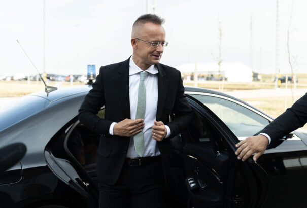 Szijjártó: a kormány továbbra sem enged a nyomásnak a fegyverszállítások finanszírozásának ügyében