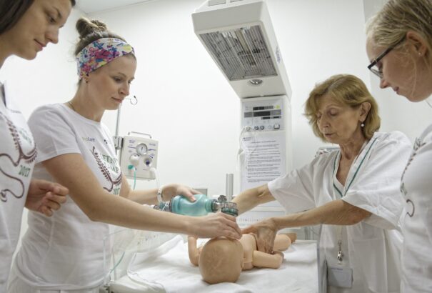 Orvostanhallgatóink csaknem fele külföldi, akik tanulmányaik befejeztével távoznak. Az egyetemeknek azonban pénzügyileg megéri