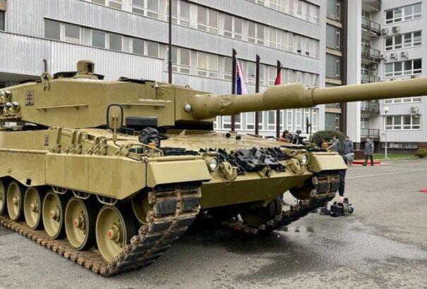Leopard 2A4-es tankok kezelésére iskoláznak át szlovák katonákat