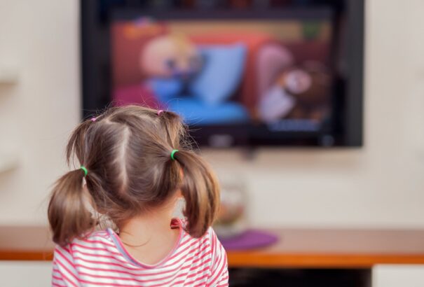Megállhat a fejlődésben a gyerek, aki sok képernyőt néz