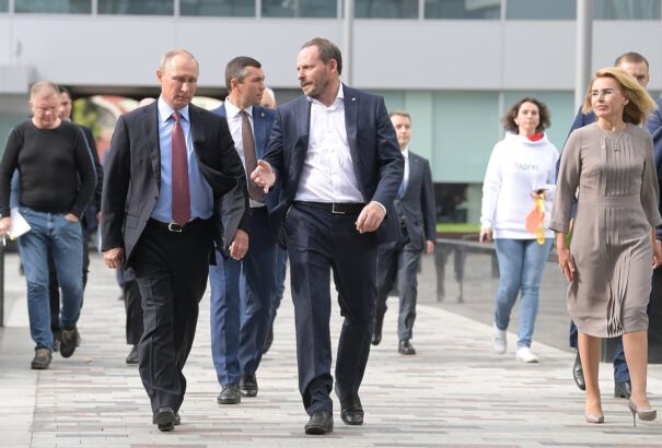 Érdekes dilemma Brüsszelben. Az egyik orosz oligarcha nevének törlését kéri a szankciós listáról