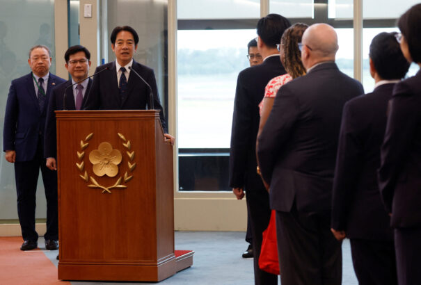 Peking kemény válaszlépést ígér, amiért a tajvani alelnök Amerikába látogatott