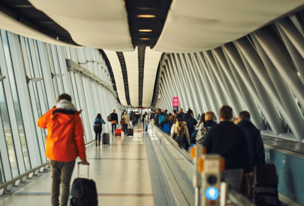 Tömeges Covid-fertőzés után több mint 150 járatot töröltek Gatwicken