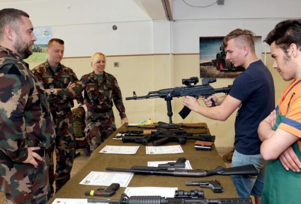 Honvédelmet oktatnak tantárgyként több magyarországi középiskolában – próbaként