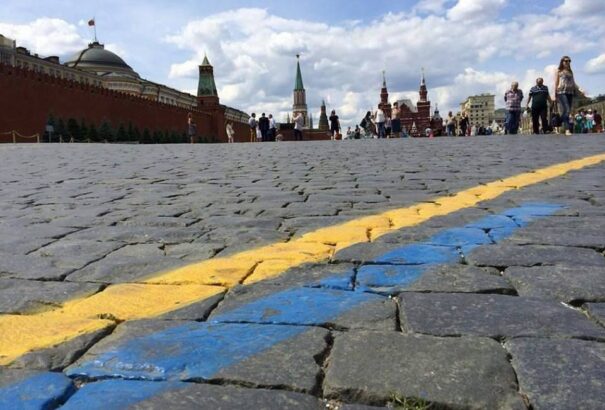 Letartóztattak egy ukrán zászlóba öltözött női aktivistát a moszkvai Vörös téren