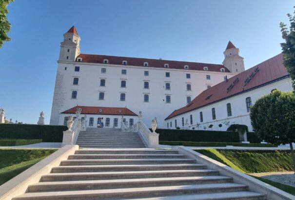 Politico: Miért nem múlik szinte semmi a szlovákiai választásokon?