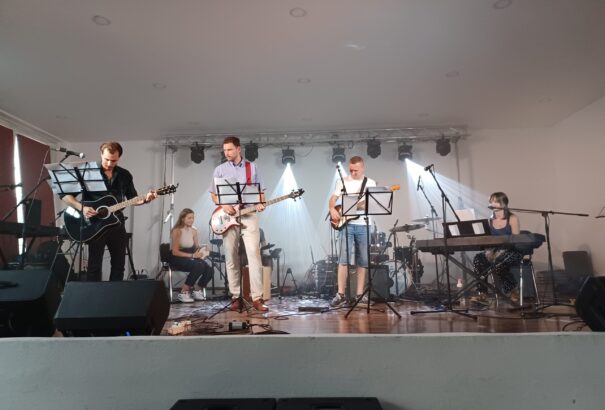 A hit erejéről tanúskodott a keresztény fiatalok dicsőítő koncertje a komáromi Danubius szálló nagytermében