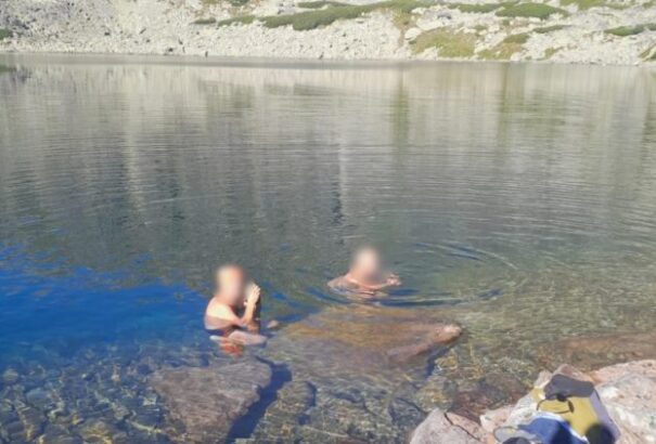 Ismét turisták mártóztak meg a tátrai tavakban. A bírság sem riasztja el őket