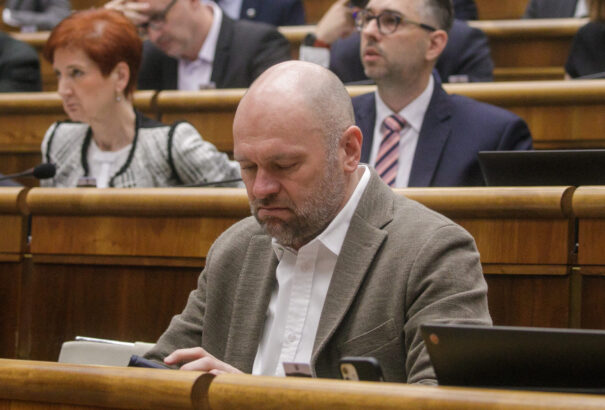 Sulík elismerte, hogy kapcsolatban állt Haščákkal. Kvázi azt is, hogy szívességet tett neki