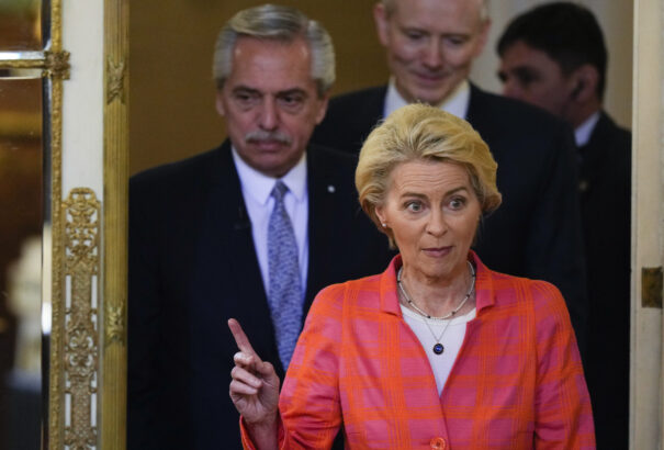 Az Európai Bizottság árgus szemekkel figyeli a szlovákiai választásokat. Tart a V4 megerősödésétől