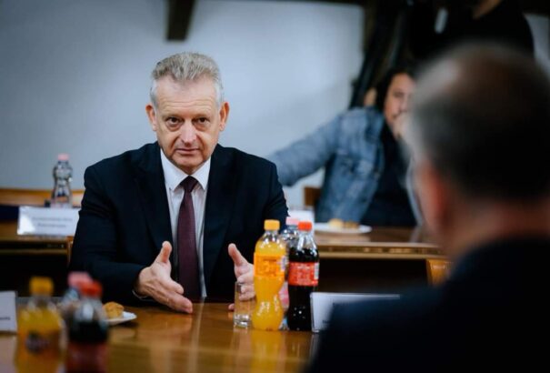 Dunaszerdahely városa reagált a Republic technikusának megverésére. Kirúgták az illetékeseket