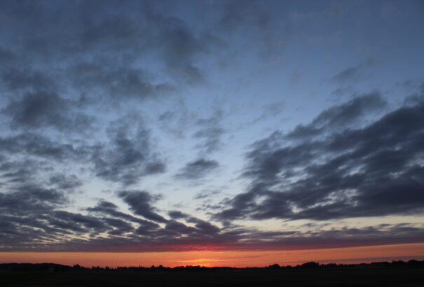Többnyire felhős időnk lesz pénteken, melegfront érkezik dél felől
