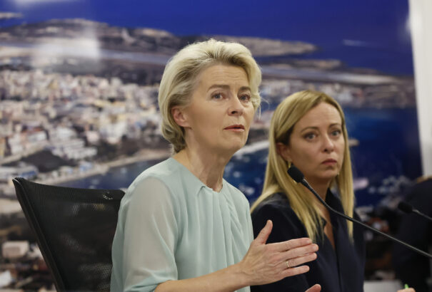 Az olasz kormányfő meghívására Lampedusára látogatott von der Leyen. A helyiek blokkolták a konvoját