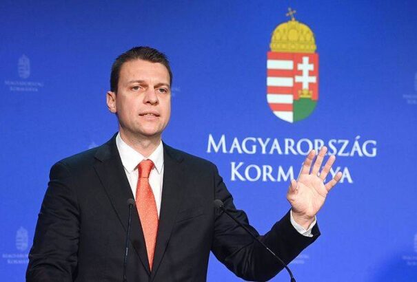 Menczer Tamás: a közösség nem megköt, hanem megtart