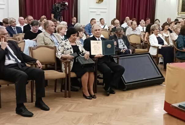 A Széchenyi Társaság kitüntetését vehette át Miholics Zoltán, aki a nagyvilágra nyitott ablakot diákjai előtt