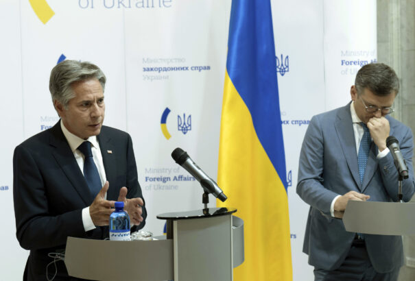 A Nyugat már nem törődik az ukrán érdekekkel, saját pecsenyéjét sütögeti a Krímnél