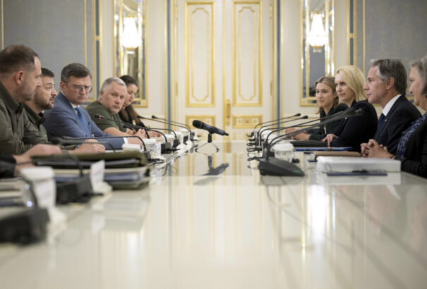 Az amerikai külügyminiszter az ukrán ellenoffenzíva sikereit méltatta Kijevben