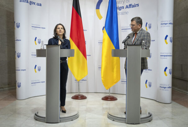 Baerbock csúnyán leégette magát: nem elég, hogy hülyeségeket beszél, de még ukrán kollégája is porig alázta