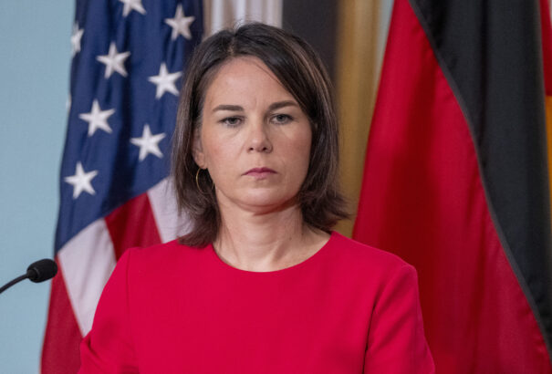 A német zöldpárti külügyminiszter busszal utazott, miközben a kormánygép üresen követte