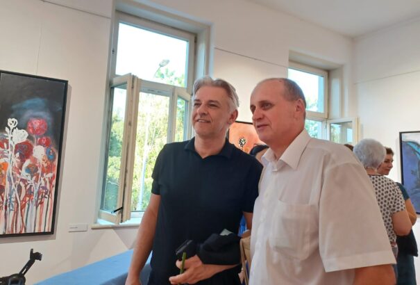 A komáromi PLATZ Galériában Alföldi Róbert színművész festményeiből nyílt kiállítás