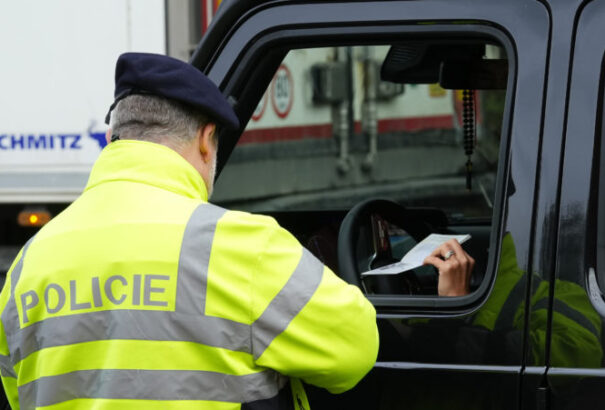 A csehek fokozottan ellenőrzik a keleti és nyugati határokat