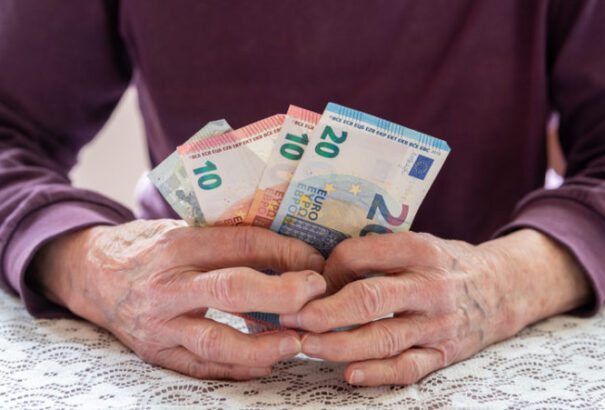 Októbertől ismét több tíz euróval emelkedik a minimálnyugdíj