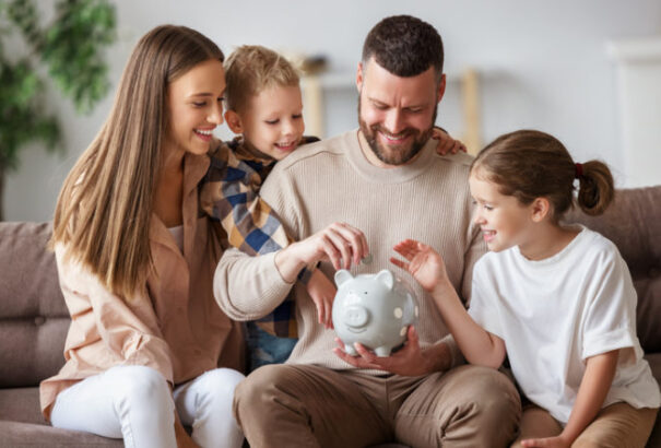 A szülők 77%-a takarít meg pénzt gyermekeinek. Úgy vélik, több mint 20 ezer euróra van szükségük a gondtalan tanuláshoz és önállósághoz