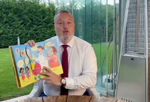 Krajniak ledobta az atomot a progresszívekre: ilyen egy gyerekeknek szánt transzgender könyv