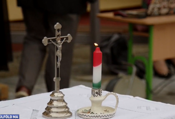 „Ukrajnában élünk, és ukrán szimbólumokat használunk” – mondta a munkácsi magyar iskola ukrán igazgatónője, miután betiltotta a magyar zászlót