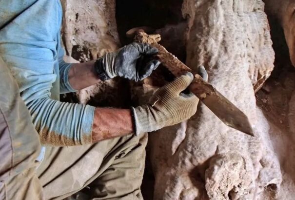 Ókori fegyvereket találtak egy sivatagi barlangban – Képekkel