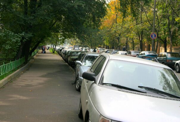 Október 1-jétől parkolási tilalom lesz érvényben a járdákon