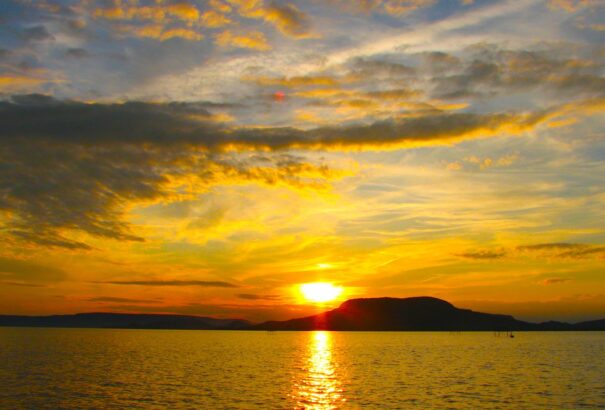 Nem tágít a nyár. Hétvégén még trópusi hőmérséklet vár ránk