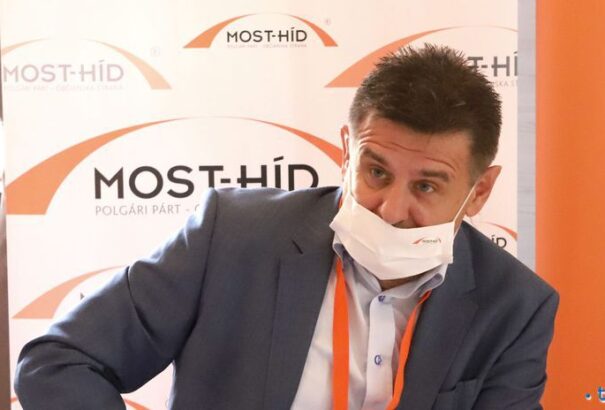Botrány: A Most-Híd közvetve azzal vádolja Magyarországot, hogy migránsokat szállít a szlovák határra
