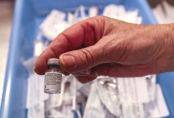 Az EU jóváhagyta a COVID-19 legújabb változata elleni védőoltást